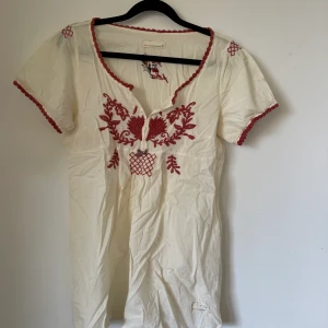 Oddmolly blus - Jätte söt oddmolly blus, vit/benvit med röda detaljer. Längesen den blev använd (därav skrynklig)