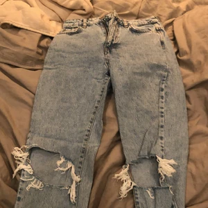 Jeans  - Blå jeans med hål på knäna, kom privat för mer info❤️
