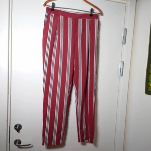 Randiga byxor  - Randiga byxor med resår i midjan🌱