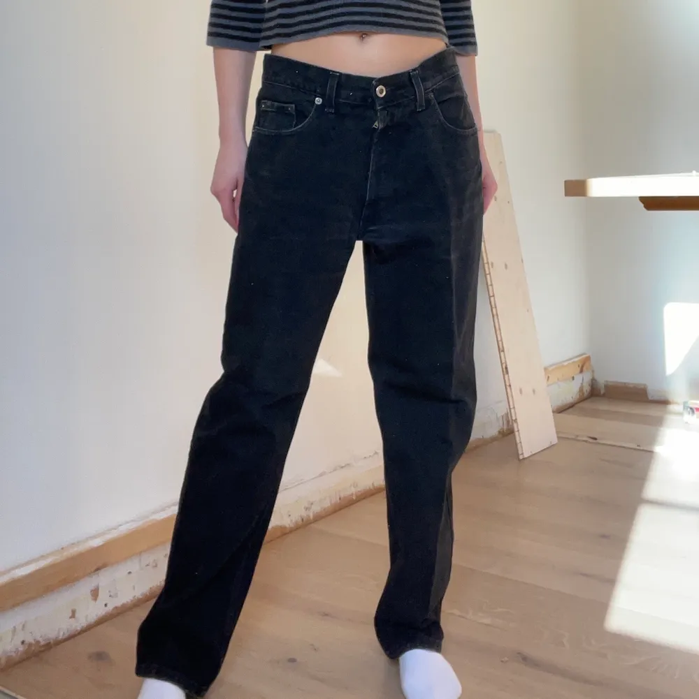 Super snygga Baggy jeans. Jag är 165 cm lång och midjemåttet är 78 cm och innerbenslängden är 71 cm.. Jeans & Byxor.