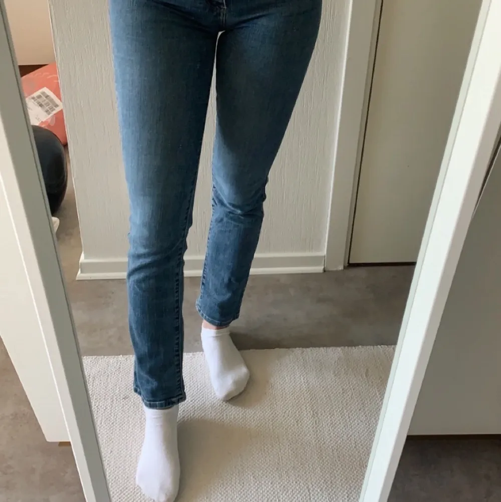 Säljer mina jeans från Levis i modellen 724 High Rise Straight 👖🤍 En aning korta för mig som är 1.68 lång. Jeans & Byxor.