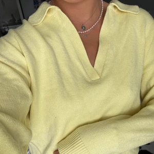 Gul tenniströja zara - SISTA CHANSEN ATT LÄGGA BUD IDAG, avslutar budgivningen kl. 15 idag 2/4! Gul tröja med tenniskrage från zara. Så snygg!! Lånad bild, storlek S. Inte helt säker på om jag vill sälja så kom med bra bud privat, budet just nu ligger på 170 kr🥰 öka budet med minst 10 kr! 