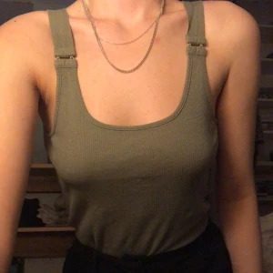 Grönt linne - Mörkgrönt linne med tjocka band. Köpt second hand