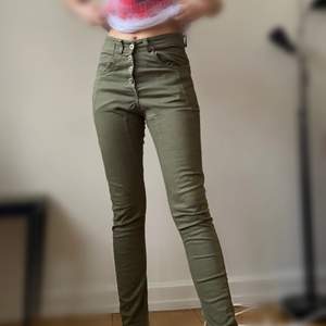 Some slight form fitting, green jeans! They are super cute but they have a lot of loose threads, mostly on the pockets tho. They are a bit high waisted and don’t have zippers, only buttons. I really like them honestly but I don’t wear form fitting pants.