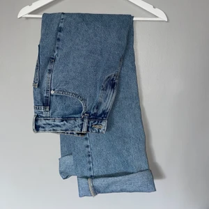 Mom Jeans med hög midja från Vero Moda - Nya jeans från Vero Moda, använda en gång. Hög midja.