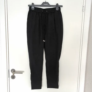 Svarta byxor - Svarta kostymbyxor med snöre! Tycker byxorna är korta i passformen. Har aldrig använts tidigare. Ingen retur. Alla plagg som säljs tvättas noga innan leverans! Det är bara att skriva om du har några frågor eller vill se fler bilder av plagget! <3