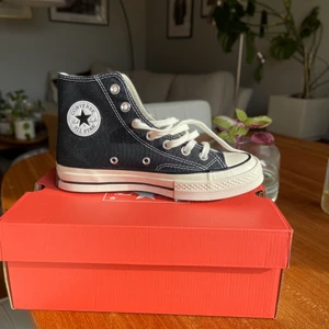 Converse chuck Taylor 70s Hi svart - Säljer då det var fel storlek. Bara provat ena skon. Slutsålda överallt och kommer inte in igen förrän tidigast i maj. 