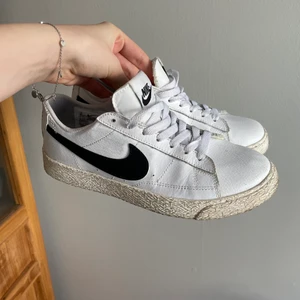 Nike blazer - Jättefina nike blazer low. Vita med svart märke. Använda en del men fortfarande jättefina. Putsas av innan jag skickar iväg!🌸  Storlek 37.5