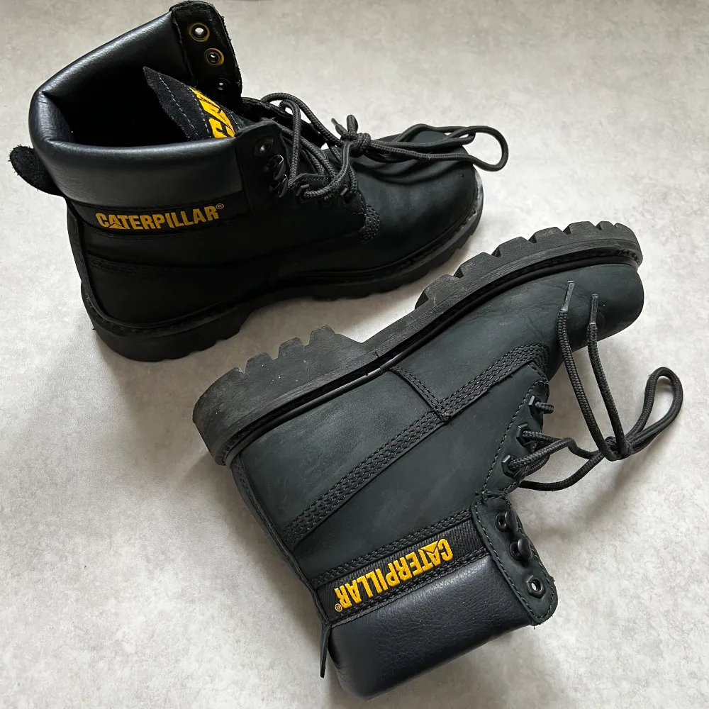 Caterpillar boot stl 39. condition 8/10 (mindre scratch framtill på ena skon, kan skicka fler pics på begäran) . Skor.