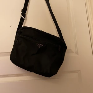 Prada väska  - Rymmer mycket, bra skick, jävligt snygg 