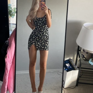 Kort klänning - Kort klänning med knytning i banden