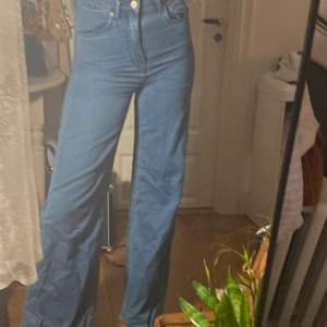 Jättesnygga weekday jeans!! Knappt använda! Långa i benen passar bra på mig som är ca 175 cm lång 🙌