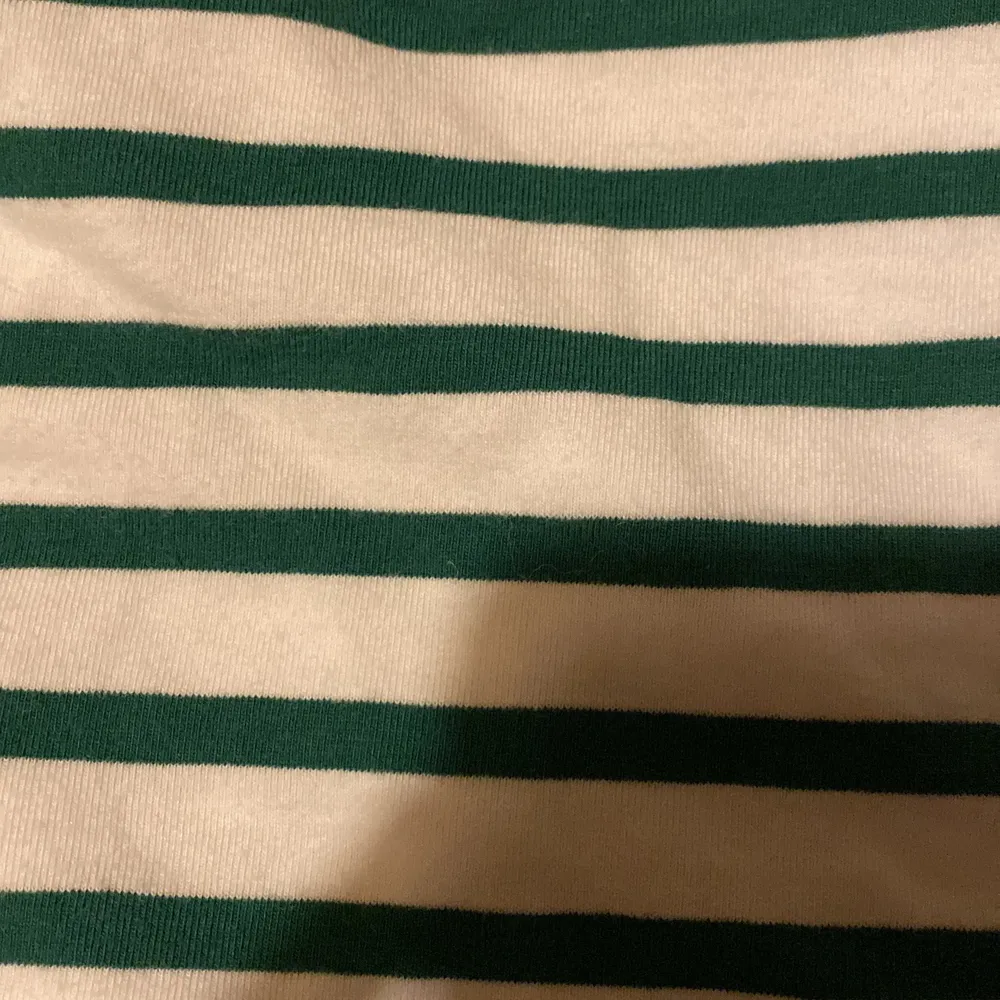Hallooo, tänkte sälja en oanvänd grön-randig långärmad tröja. Superskön i materialet och härlig men har aldrig kommit till användning tyvärr🙄 . Tröjor & Koftor.
