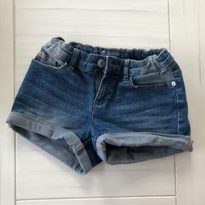 Superfina jeansshorts från Cubus. Nästan aldrig använda och därav i väldigt bra i skick. Shortsen är i storlek 146. 💙