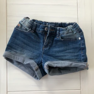 Jeansshorts  - Superfina jeansshorts från Cubus. Nästan aldrig använda och därav i väldigt bra i skick. Shortsen är i storlek 146. 💙