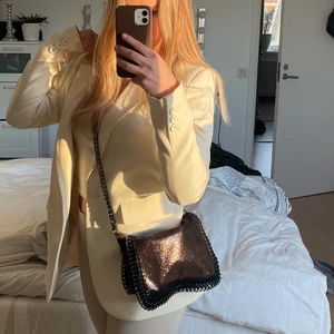 Liten väska  - Säljer denna super snygga väska som tyvärr inte kommer till användning. Andvänd fåtal gånger så är i ny sick! Skriv vid intresse💕