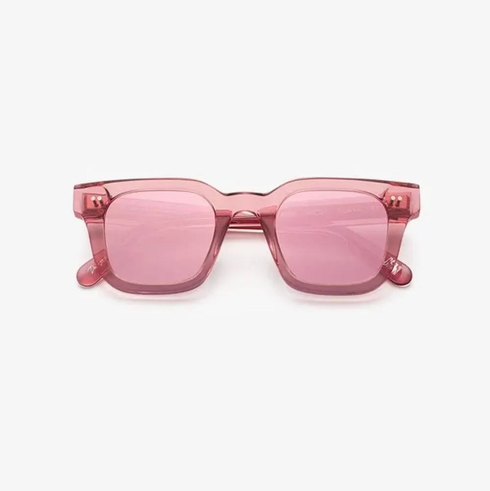 Säljer dessa fina solgalsögon från chimi eye wear köptes för ett år sedan för 1.100kr fortfarande i superbra skick! Modellen är 004 färgen Guava 💖💖💖. Accessoarer.