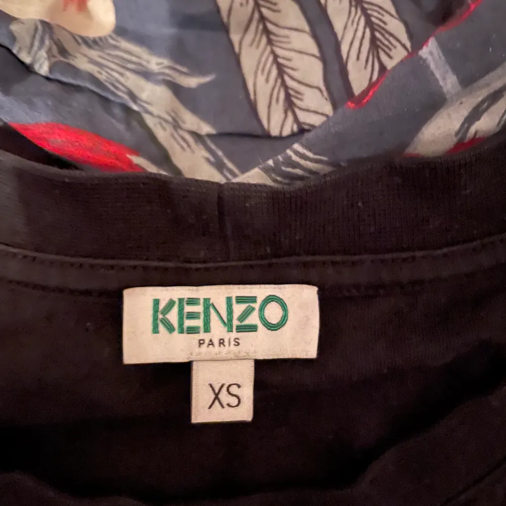 Jätte fin Kenzo T-shirt                                                                Köpt i butik för 1000kr men säljer för 400kr                               Tröjan är i ett utmärkt skick. . T-shirts.