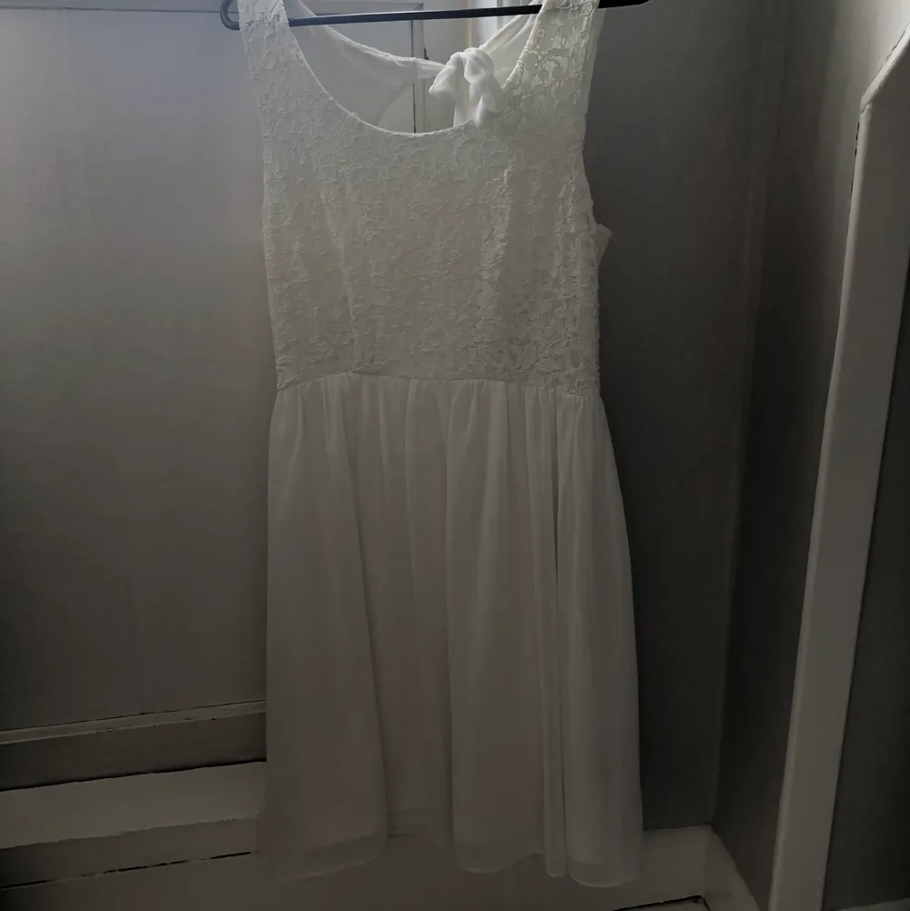En klassisk vit klänning med öppen rygg som passar till både student och konfirmation!🌼 Skickar gärna bättre bilder vid intresse! . Klänningar.
