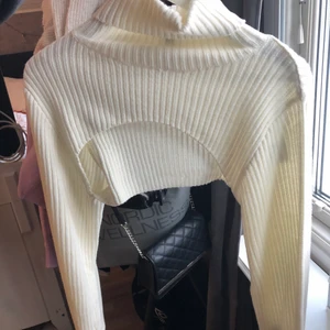 Vit halv polotröja - Supersnygg & trendig tröja ifrån H&M. Storlek S men passar M också. För fler frågor, skriv till mig privat !köparen står alltid för frakten💕💕💕!