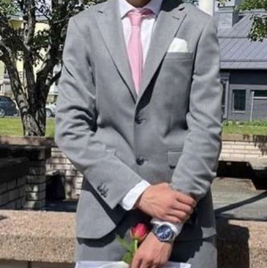 Grå kostym set - Min lillebror säljer sin kostym som endast är använd en gång och nypris var 2500kr. Han säljer den för 1800kr men pris kan diskuteras! Byxorna är i storlek 46 och kavajen är storlek 44
