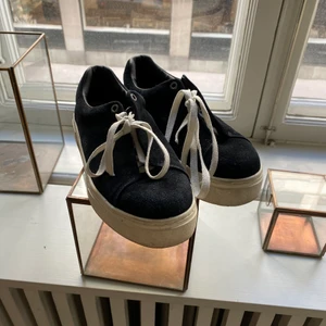 Eytys Doja suede sneakers - Sneakers från Eytys. Modell Doja. Svarta suede material. Sparsamt använda
