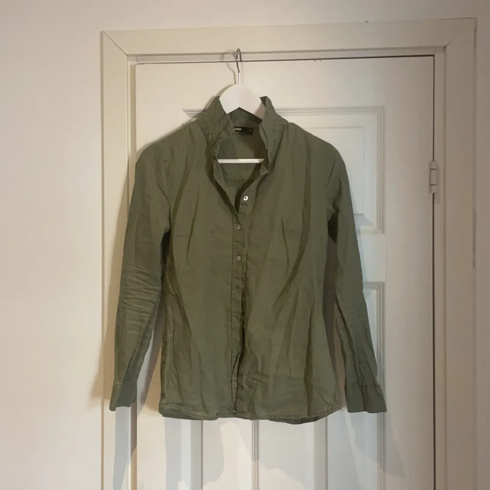 En mossgrön tunn skjorta från Bikbok, storlek xs.. Skjortor.
