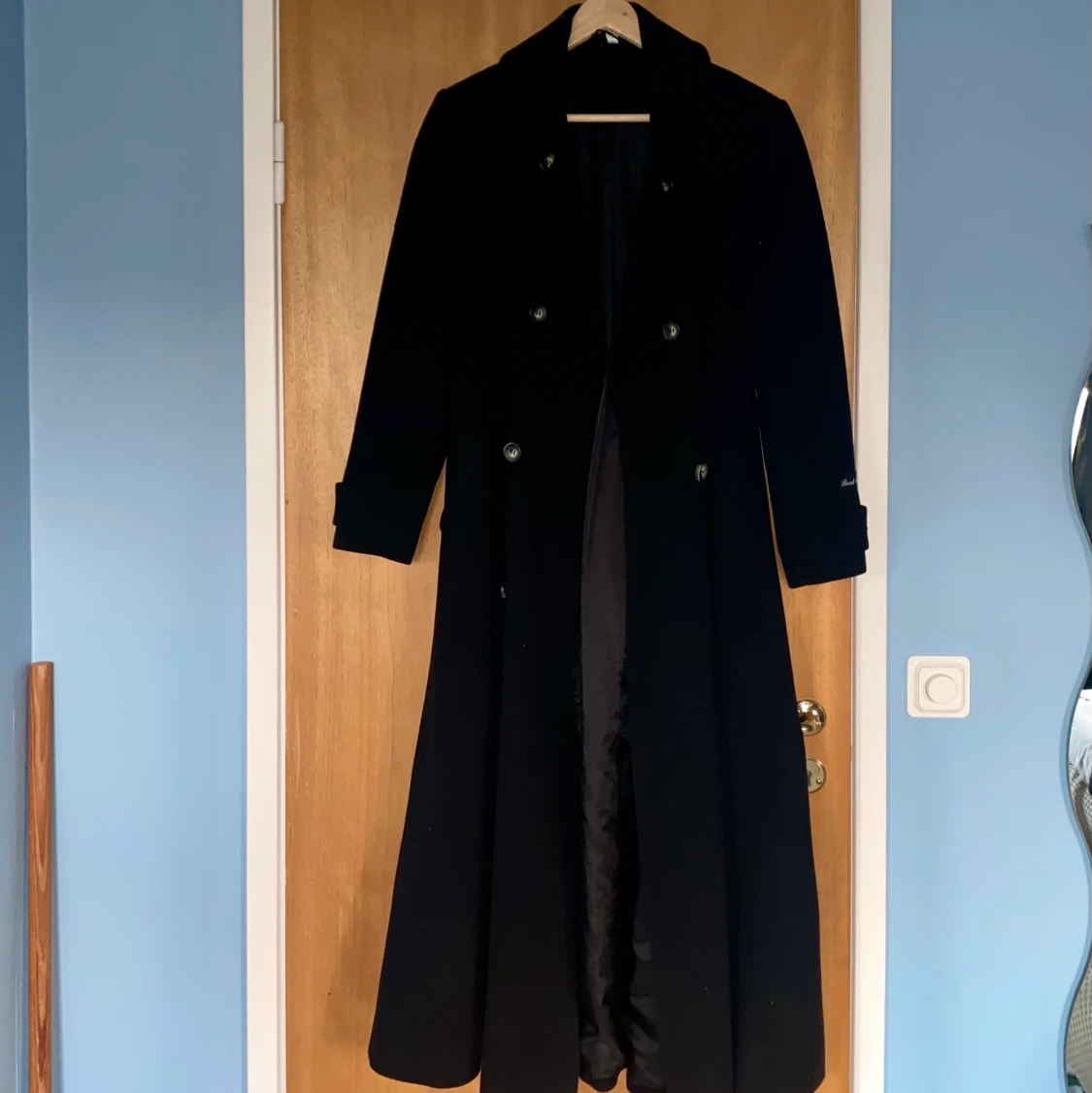 Svart, lång ullkappa - 90