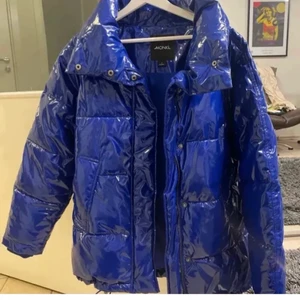 Blå Monki jacka  - Intressekoll på min blåa monki dunjacka i glansigt blått material. Storlek Xs, men passar upp till S/ M då den är lite oversized. (Lånade bilder) 💙💙 