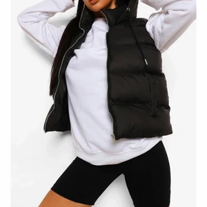 väst - säljer denna helt nya väst!! har redan en likadan och behöver inte två stycken. Jättefin och jätteskönt. Perfekt nu till våren. Den är i storlek M men skulle mer säga S ❗️köp direkt för 350kr eller buda!❗️