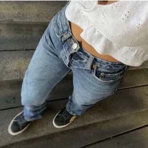 ZARA mid rise jeans - Säljer dessa superpolerade jeansen från Zara💕 Endast testade så helt oanvända i superbra skick! (BILDERNA ÄR LÅNADE! kontakta privat för fler bilder)