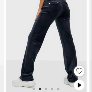 Jucy byxor i st xs.  - Bra skick, ett litet hål i bakfickan som är lagat syns knappt. Använda ett fåtal gånger. Mörk blå. Pris kan diskuteras.