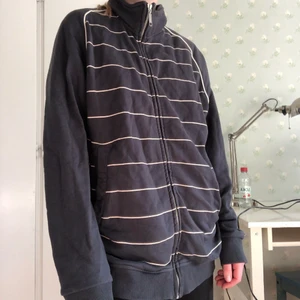 Tjocktröja - Blå tjocktröja med ränder och dragkedja! Står inte storlek men skulle säga M💞