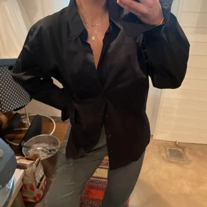 Oversize svart skjorta vintage - Den mest perfekta oversize svarta skjortan som passar till allt! Bär den tillsammans med vilken nederdel som helst eller som en chill skjorta över på morgonen eller över en bikini🥰❤️köpt vintage och har en så fin kvalitet🙌🏼säljer en liknande i beige också!