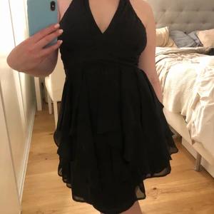 Svart klänning  - Svart klänning i bra skick! Storleken passar s/m😍❤️‍🔥🖤