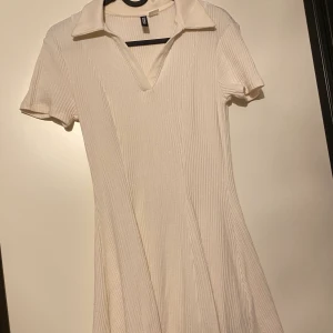 Vit klänning  - Söt vit klänning aldrig använd 