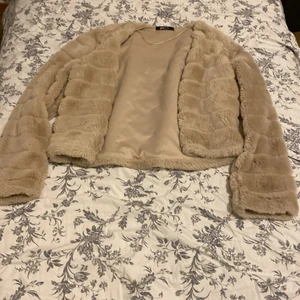 Gina tricot pälsjacka beach storlek S - Päls jacka från ginatrico.beach