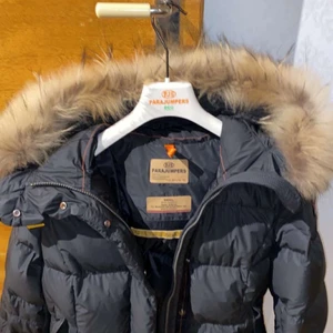 Parajumpers Bambi  - Jätte fin Parajumpers Bambi Jacka..Inga skador alls på den pälsen är uppfluffad å fin Det är Storlek S tjejmodell……………….. Priset kan sänkas vid snabb och smidig affär 