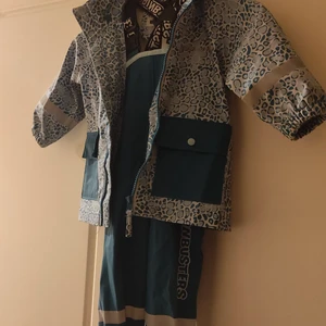 Barnregn sett 78/80 - Ser som oanvänd ut denna turkosa regnsett 