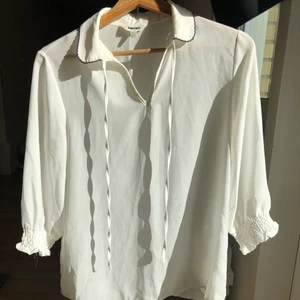 Vit krage blus från koton  - Vit blus från koton i strl 36, lite sheer och lätt. Gullig och passar perfekt till dem som gillar kpop Fashion. Köparen står för frakten.