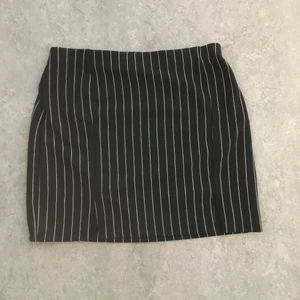 striped kjol M - kjol från H&M. aldrig använd, köpt för 99kr. möts i sthlm eller frakt.