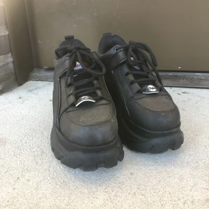 Buffalo London classic chunky sneakers - Klassiska Buffalo chunky skor. Använda fåtal gånger, fint skick. Köpta för 1600kr. Sulan mint skick. möta i stockholm eller fraktar 