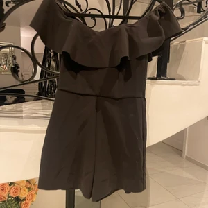 Playsuit❤️ - Vacker svart playsuit med off shoulder volang. Oanvänd, helt ny!❤️ Perfekt nu till sommaren🌻😍