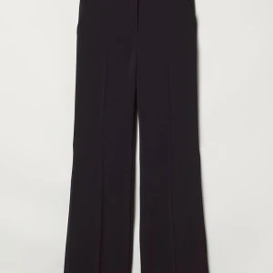 Slutsålda kostymbyxor från hm  - Snygga kostymbyxor från hm som tyvärr blivit försmå för mig. Sitter skitsnyggt och är långa (mvh tjej på 173 cm)  stl 34 men funkar som 36 också 💙