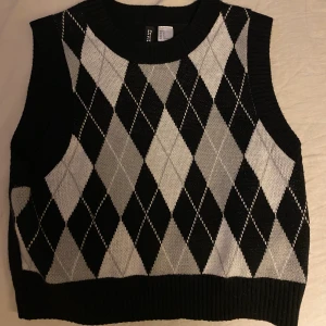 Väst - Tycker denna är superfin över en skjorta men tyvärr kommer inte till andvändning🖤 bra skick