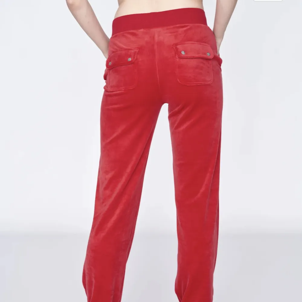 Gör en INTRESSEKONTROLL på mina jätte fina röda juicy couture byxor. Ena stålsaken på snöret har lossnat, se bild 3!. Jeans & Byxor.