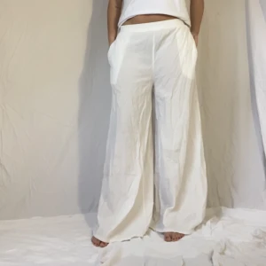 Vita byxor  - Lite genomskinlig, syns om man har svara underkläder 