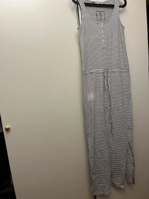 Långklänning med slits  - Skön o fin bommulsklänning med slits på båda sidor samt snöre i midjan att dra in. Storlek S men stretchig så passar större storlekar. Ny då den är för lång för mig 