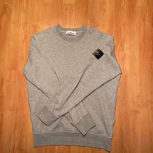 Stone island tröja - Stone island crewneck  -Nyskick -Medium -bud från 1000 godtas -köp nu: 1150 Äkthet garanteras via clg och qr cod