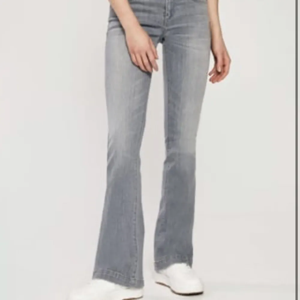 Säljer mina svinsnygga ltb jeans då det tyvärr blivit för små:(( använda 4-5 gånger då jag aldrig riktigt tyckt de sitter perfekt.. 💗köpta för 600. Jeans & Byxor.